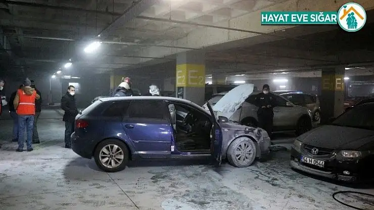 Kapalı otoparkta lüks araç alevlere teslim oldu