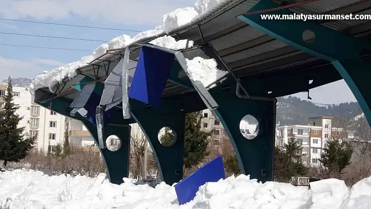 Kapalı semt pazarının bazı bölümleri kar yağışına dayanamadı