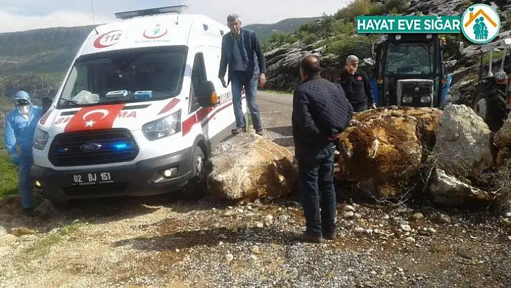 Kapanan yol ambulansa geçit vermedi