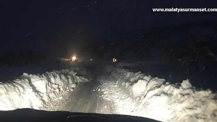 Kar kalınlığı 1 metreyi aştı, sağlık çalışanları ve hastaların imdadına büyükşehir ekibi yetişti