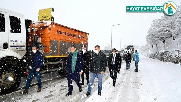 Kar küreme çalışmalarını çalışmalarını yerinde inceledi