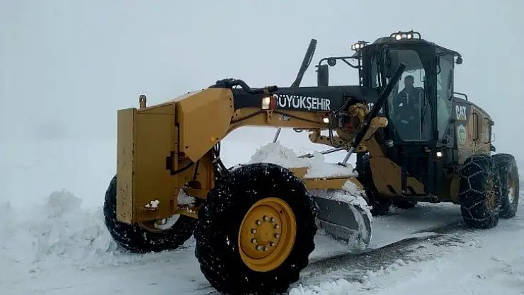 Kar nedeniyle kapanan 200 mahallenin yolu yeniden ulaşıma açıldı