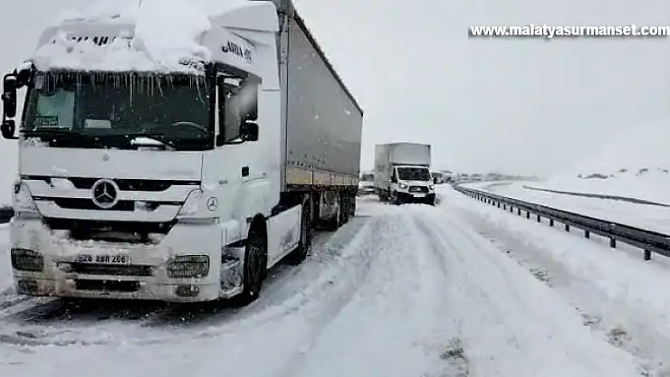 Kar nedeniyle rampayı çıkamayan sürücüler yolda mahsur kaldı