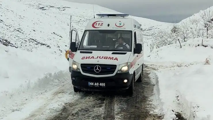 Kar nedeniyle ulaşılamayan hastanın yardımına karla mücadele ekipleri yetişti