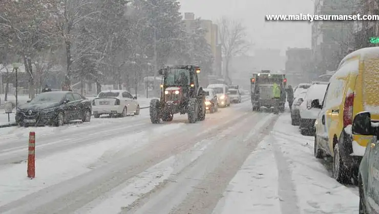 Kar yağışı Besni'de hayatı olumsuz etkiledi