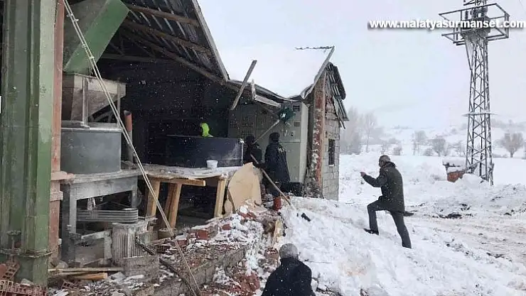 Kar yağışına dayanamayan un değirmeni çöktü