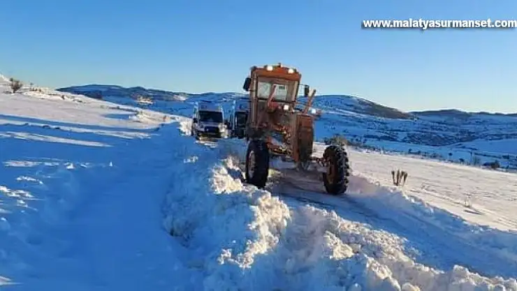 Kara saplanan ambulansı karla mücadele ekipleri kurtardı