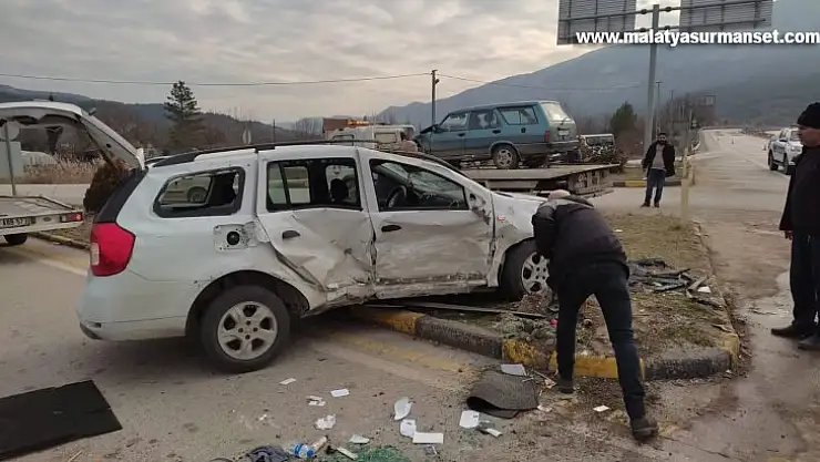 Karabük'te iki otomobil çarpıştı: 3 yaralı
