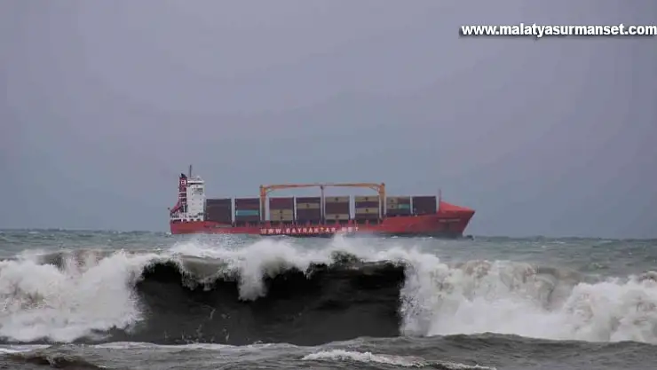 Karadeniz'de oluşan dev dalgalar sahil bölgesini yıkıp geçti
