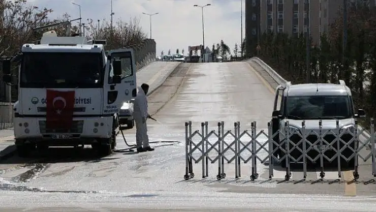 Karantina alanına giren araçlar çıkışta dezenfekte ediliyor