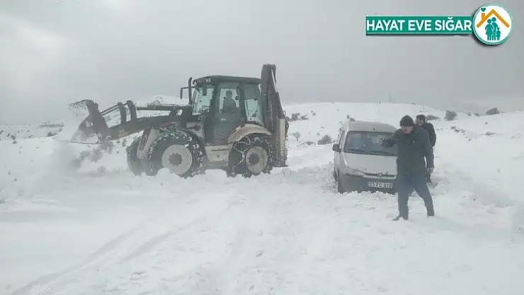 Karda yolda kalan öğretmenlerin imdadına büyükşehir yetişiyor