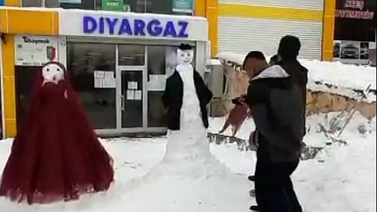 Kardan gelin ve damat yapıp halay çektiler