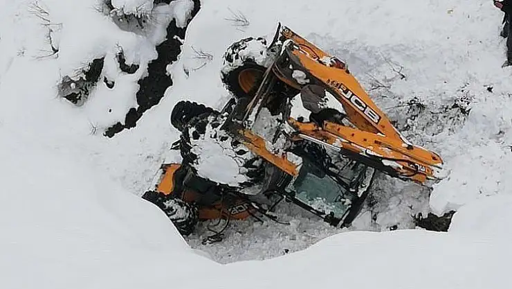 Kardan kapanan yolu açmaya çalışan iş makinesi şarampole devrildi 1 yaralı