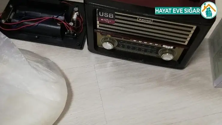 Kargoyla gelen radyonun içerisinden 1 kilo uyuşturucu çıktı