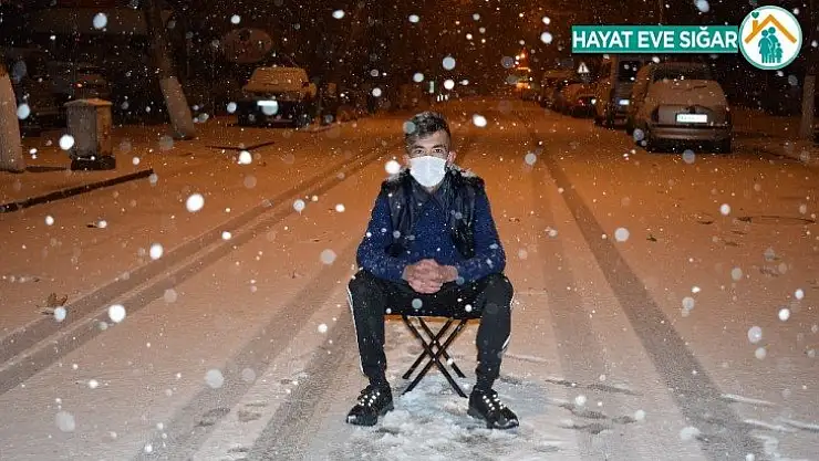 Karı görünce tabureyi alıp yola fırladı
