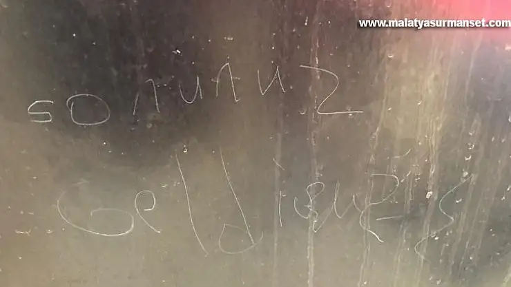 Karısını öldürmüştü: Cinayetten önce evin kapısına bıçakla 'Sonunuz geldi', 'Ölün' yazdığı iddia edildi