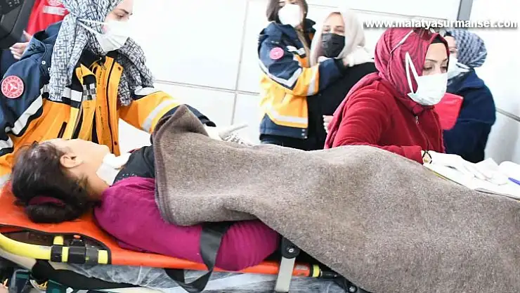 Karısının boğazını kesip 4 yerinden bıçakladı