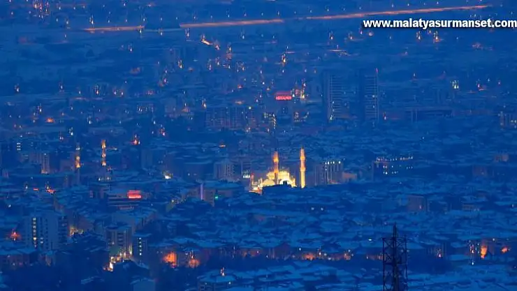 Karla kaplanan Harput'ta gece ışıkları ile görsel şölen