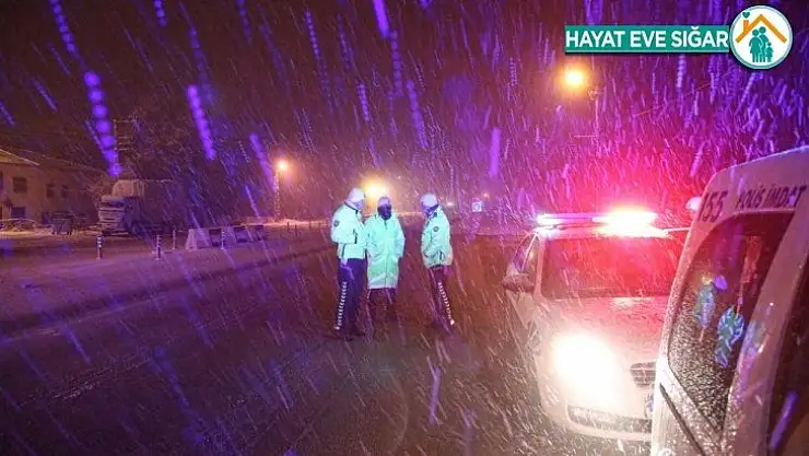 Karlı yolda sürücülere ikram