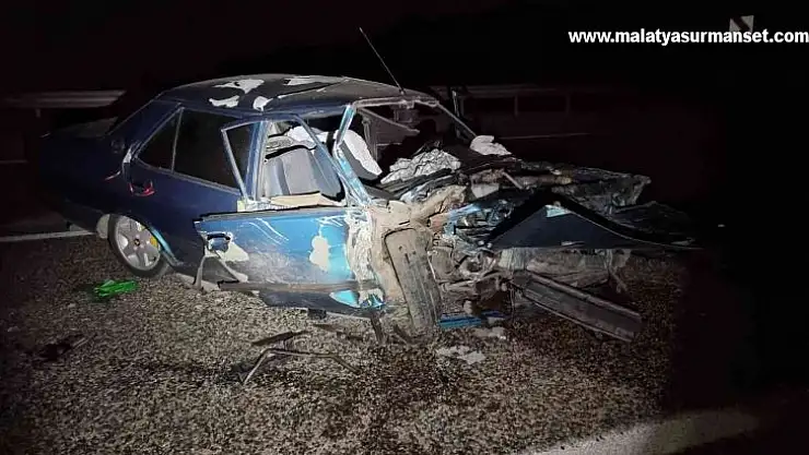 Karşı şeride geçen otomobille kafa kafaya çarpıştı: 3 yaralı