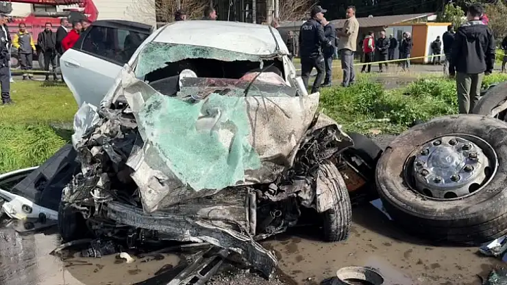 Karşı şeride geçen tırın çarptığı otomobildeki 6 kişi öldü