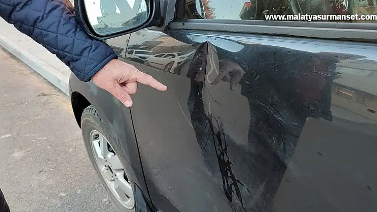 Kavga etti, hırsını park halindeki arabadan aldı