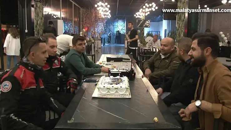 Kavga ihbarında bulunup, polislerin gününü kutladılar