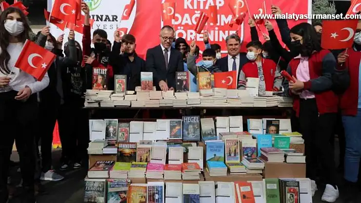 Kayapınar Belediyesi'nden 85 okula 35 bin kitap