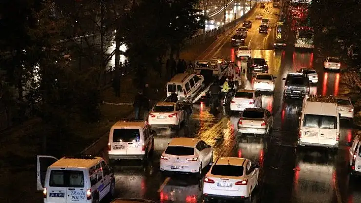 Kaygan yol kazaya neden oldu 4 araç birbirine girdi