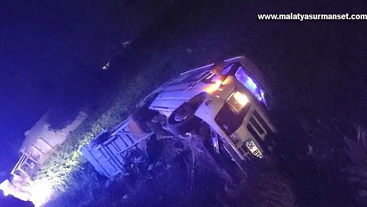 Kayısı işçilerini taşıyan minibüs devrildi: 14 yaralı