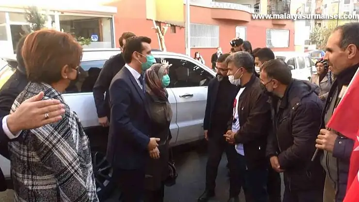 Kaymakam annesiyle birlikte evlat nöbetindeki aileleri ziyaret etti
