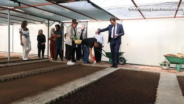 Kaymakam Karaman, 300 bin mevsimlik çiçeğin ilk tohumunu attı
