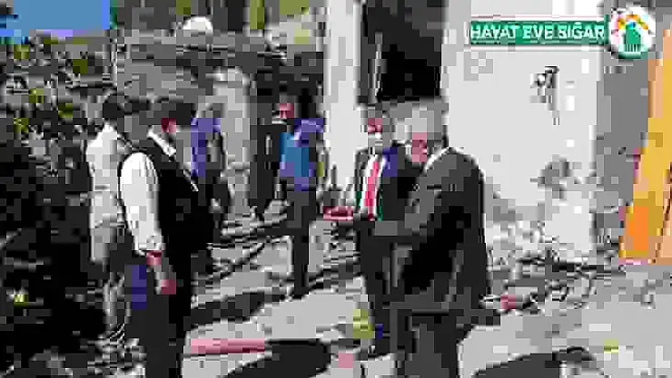 Kaymakam Perçi ve Belediye Başkanı Dölekli yanan evde incelemelerde bulundular