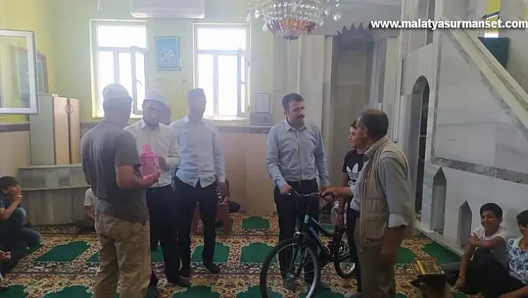 Kaymakam Yurdagül'den Kur'an-ı Kerim öğrenen öğrencilere bisiklet hediyesi