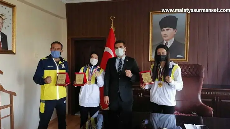 Kaymakam Böçkün'den şampiyonlara plaket
