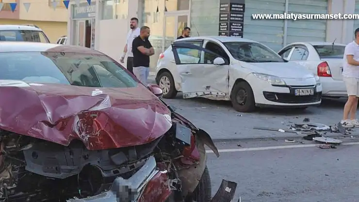 2 otomobil çarpıştı, 5 kişi yaralandı