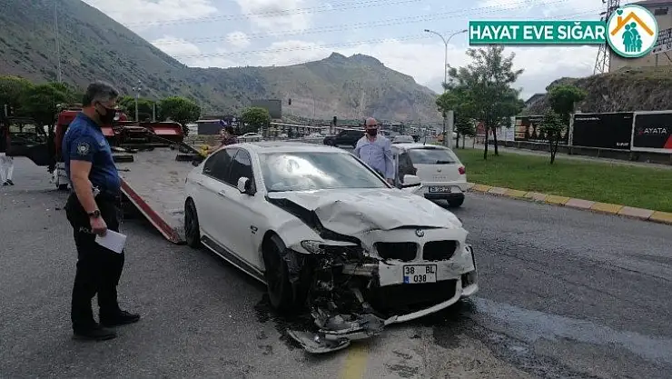 Kayseri'de yola kontrolsüz çıkan otomobil 2 araca çarptı: 2 yaralı