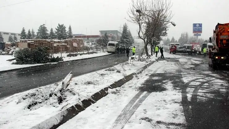 Kayseri'de 5 servis ve 1 tır çarpıştı: 18 yaralı