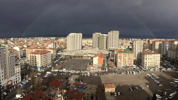 Kayseri'de ortaya çıkan gökkuşağı görsel şölen oluşturdu