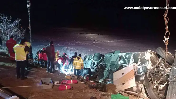 Kayseri de yolcu otobüsü şarampole devrildi: 4 ölü 24 yaralı