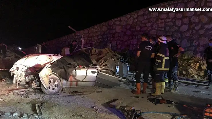 Kaza yapan araçlara yardım için duran tıra otomobil çarptı: 2 ölü, 3 yaralı