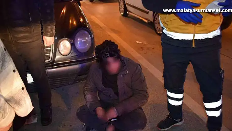 Kazada burnu kırılan motosikletli yolda bağdaş kurup ambulans bekledi