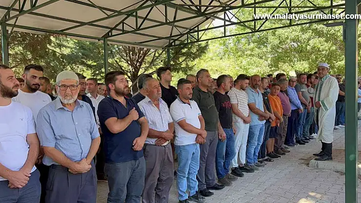 Kazada can veren üniversiteli kızın tabutu üzerine kırmızı duvak örtüldü