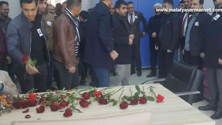 Kazada hayatını kaybeden öğretmenin okulunda yas var