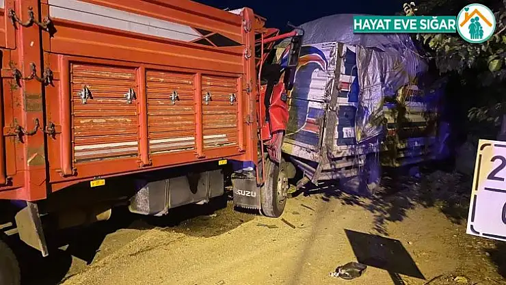 Kazada kamyon hurdaya döndü, sıkışan sürücüyü AFAD çıkardı