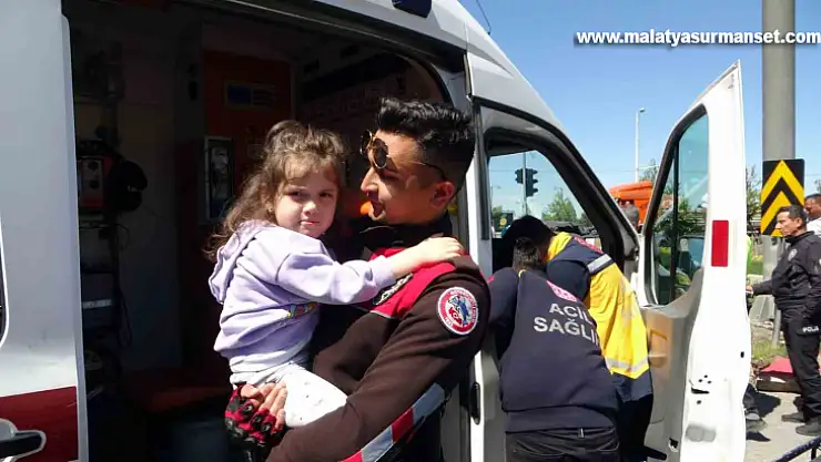 Kazada yaralanan minik Asel'e ilk müdahale polisten