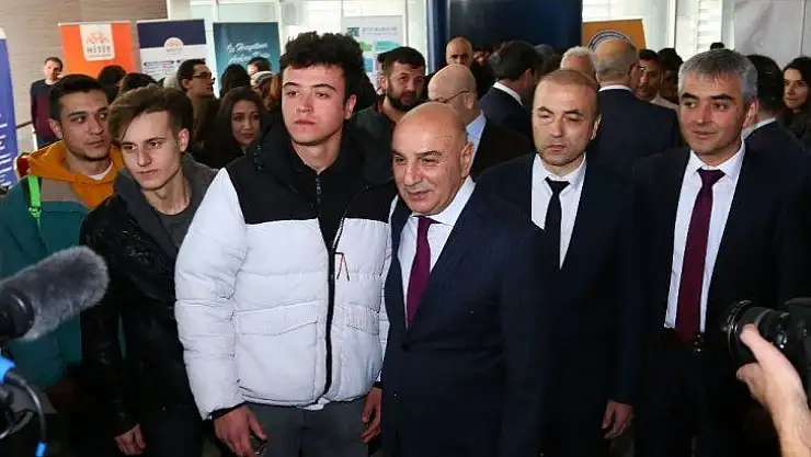 Keçiören'deki kariyer fuarına 35 üniversite, 7 bin öğrenci katıldı