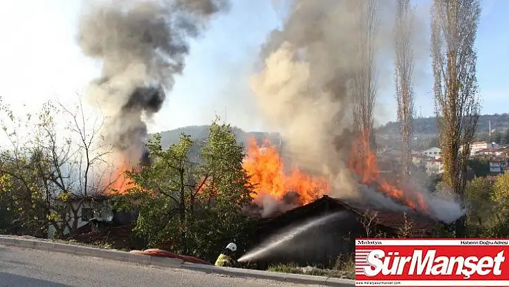 Keles'te üç ev yanarak kül oldu