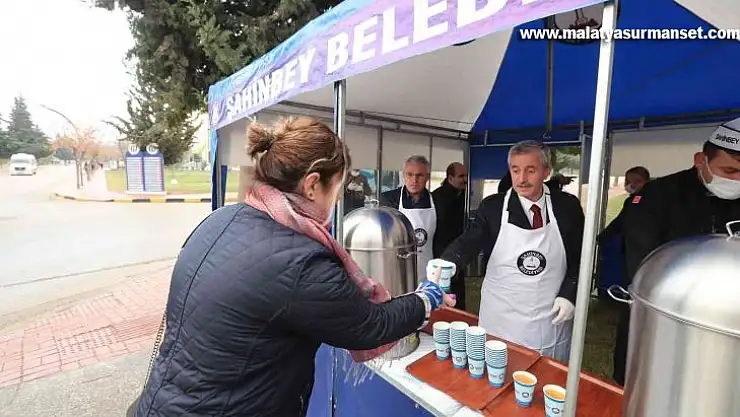 Kendi elleriyle çorba yaptı, üniversite öğrencilerine ikram etti