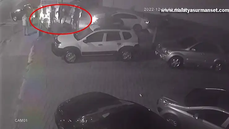 Kendi galerilerinin önünde ölesiye darp edildiler